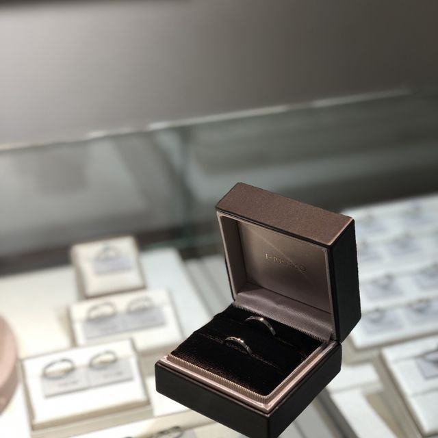 【アイプリモ(I-PRIMO)の口コミ】 ダイヤが入っていて、指が長く見えるデザインを探していました。リングの…