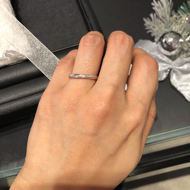 【エクセルコダイヤモンド(EXELCO DIAMOND)の口コミ】 どの角度から見ても遠くから見ても、輝きがとてもあり、指輪自体のボリュ…