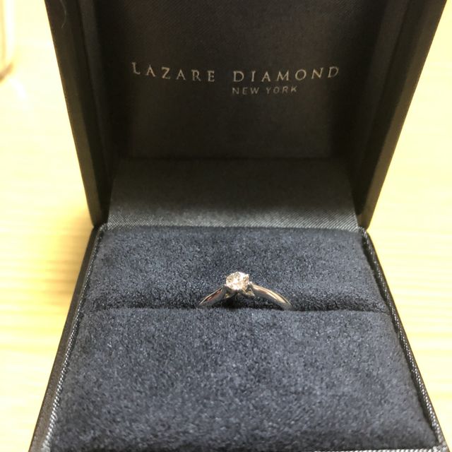 【ラザール ダイヤモンド(LAZARE DIAMOND)の口コミ】 見た目が美しく、好みの形でした。
サイズ種類も多くあり、時間をかけて選…
