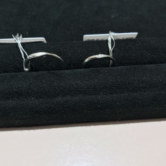 【TRECENTI(トレセンテ)の口コミ】 斜めにラインがはいっておりダイヤモンドがついている綺麗なシンプルなタ…