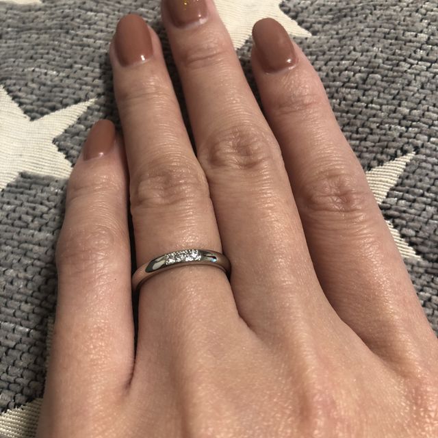 【銀座ダイヤモンドシライシの口コミ】 シンプルだけどダイヤモンドの輝きが感じられました。着け心地も良いです…