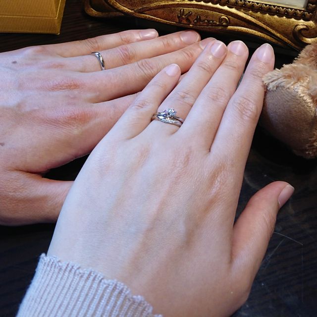 【ケイウノ ブライダル(K.UNO BRIDAL)の口コミ】 指輪が細く長く見えるVラインのプラチナでダイヤの横に誕生石があるものを…