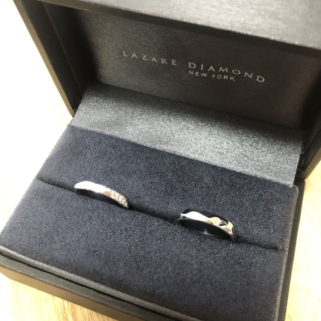 【ラザール ダイヤモンド(LAZARE DIAMOND)の口コミ】 ダイヤモンドの入り方が気に入ってます。斜めのラインで２つ綺麗にみえる…