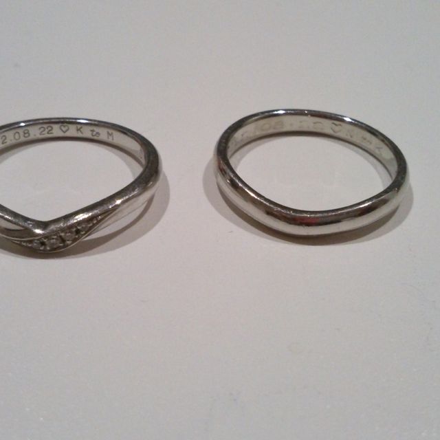 【銀座ダイヤモンドシライシの口コミ】 V型が指を細く見せてくれ、さりげなく入ったダイヤも気に入りました。私と…