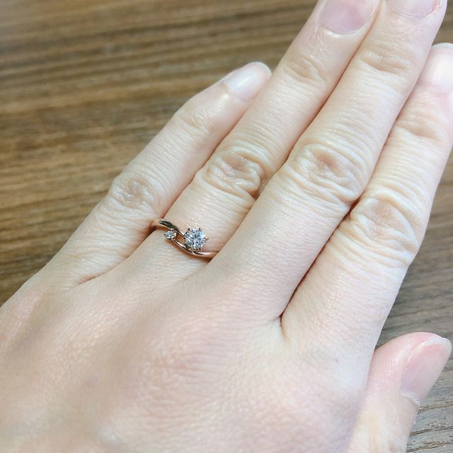 【アイプリモ(I-PRIMO)の口コミ】 少し変わったデザインで結婚指輪と重ね付けできるデザインを選びました。
…