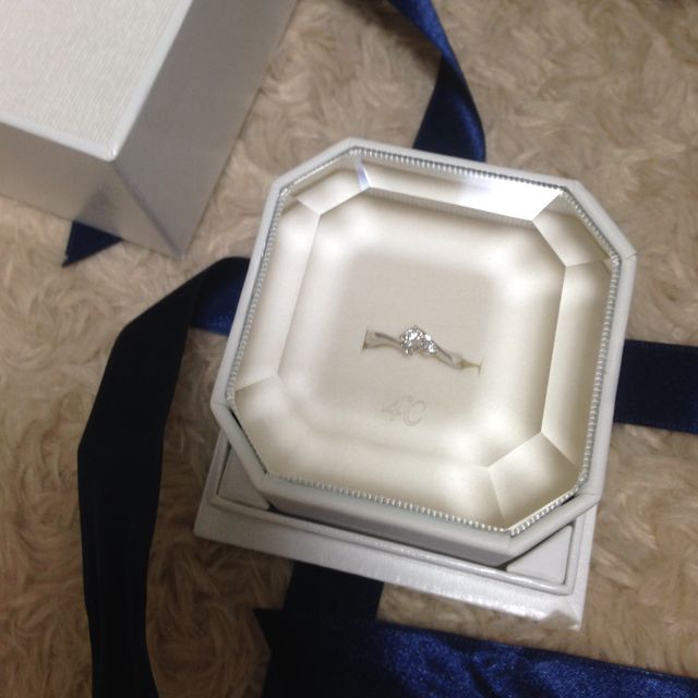 【4℃ BRIDAL(ヨンドシーブライダル)の口コミ】 ダイヤ一粒のものか、購入したものか悩みましたが、横に小さなダイヤが付…