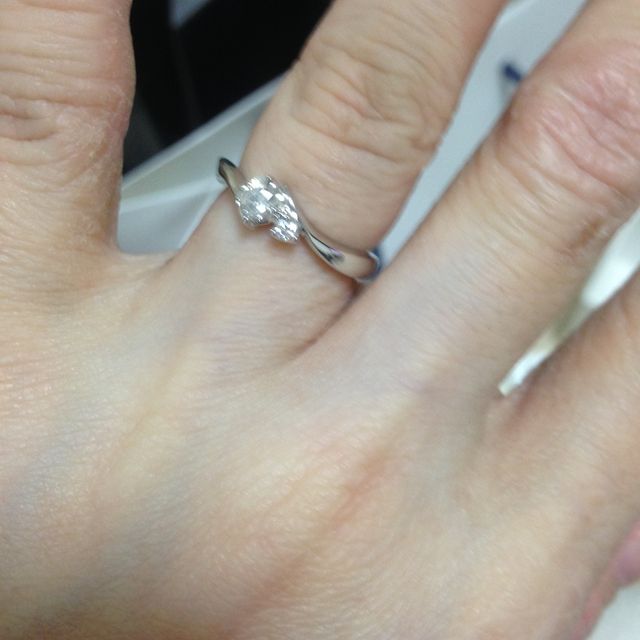 【4℃ BRIDAL(ヨンドシーブライダル)の口コミ】 ダイヤ一粒のものか、購入したものか悩みましたが、横に小さなダイヤが付…