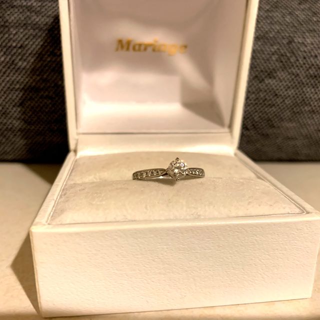 【Mariage ent(マリアージュエント)の口コミ】 プロポーズで貰った時はダイヤモンドとリングのみで、後日ダイヤモンド横…