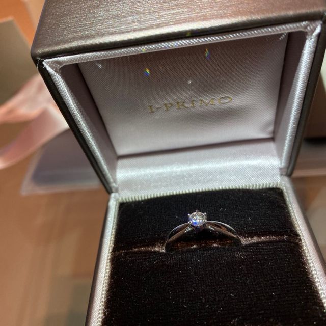 【アイプリモ(I-PRIMO)の口コミ】 指輪のデザインがシンプルで、ダイヤモンドの輝きを引き立ててくれるとこ…