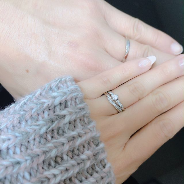 【銀座ダイヤモンドシライシの口コミ】 両方、捻りが入っていてお洒落で可愛いです！
そして、捻ってる事で指が綺…