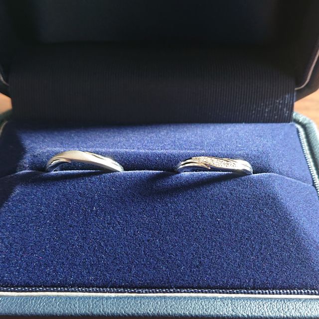 【銀座ダイヤモンドシライシの口コミ】 結婚指輪は同じラインで揃えたかったからです。アイグレイの曲線と男性用…