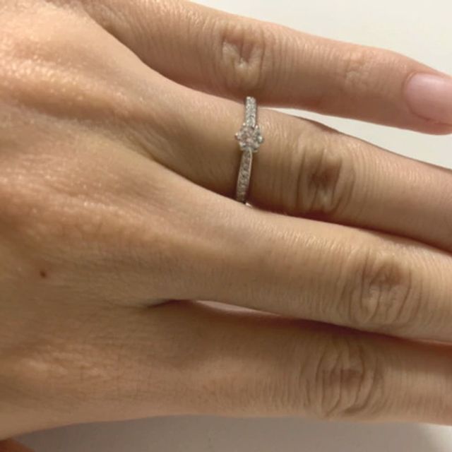 【4℃ BRIDAL(ヨンドシーブライダル)の口コミ】 センターのダイヤモンドは大きく存在感があります。またサイドのアーム部…