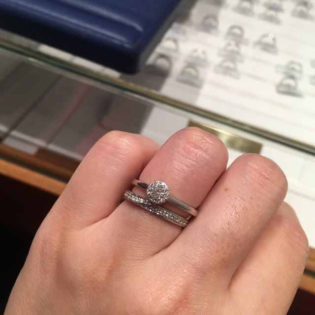 【銀座ダイヤモンドシライシの口コミ】 結婚指輪はエタニティタイプを希望していたので、婚約指輪はシンプルにし…