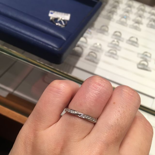 【銀座ダイヤモンドシライシの口コミ】 結婚指輪は毎日つけるものなので、ダイヤが並んでいるエタニティタイプを…