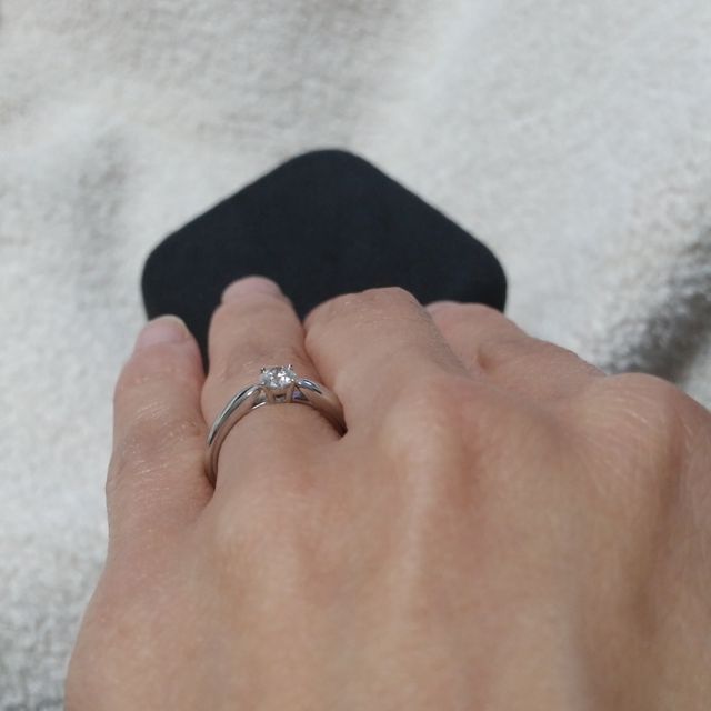 【ティファニー(Tiffany & Co.)の口コミ】 こちらか、定番のセッティングか迷いました。スタッフの方に、もともとあ…