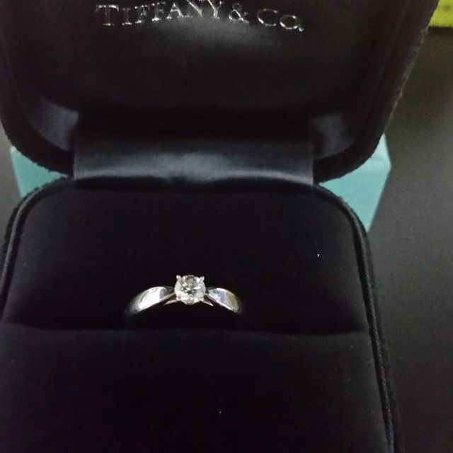 【ティファニー(Tiffany & Co.)の口コミ】 こちらか、定番のセッティングか迷いました。スタッフの方に、もともとあ…