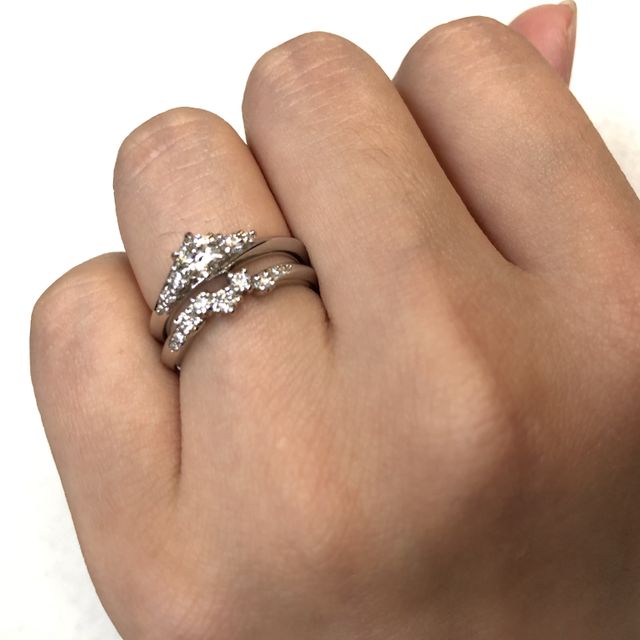 【エクセルコダイヤモンド(EXELCO DIAMOND)の口コミ】 バラが咲き乱れるようなデザインが素敵だっため購入しました。マリッジリ…