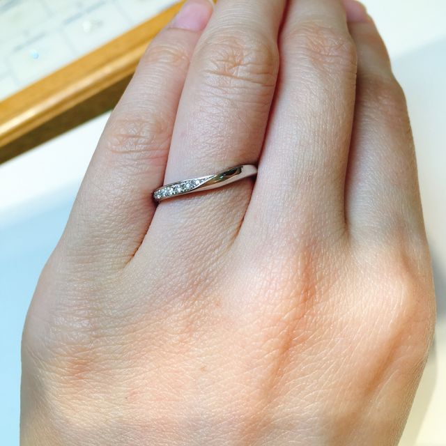 【ROYAL ASSCHER(ロイヤル・アッシャー)の口コミ】 ダイアモンドの輝きが素晴らしい。ダイアモンドなしのシンプルなものを探…