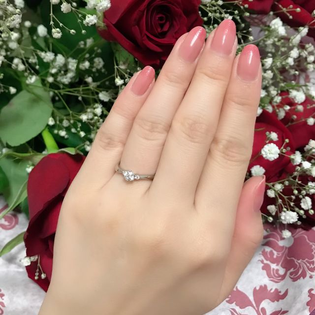 【4℃ BRIDAL(ヨンドシーブライダル)の口コミ】 プラチナに3石が欲しかったので理想通りな指輪になりました。ストレートを…