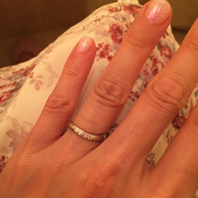 【A・D・A(エー・ディー・エー)の口コミ】 シンプルながら可愛らしい物を探していて、真ん中のダイヤをピンクサファ…