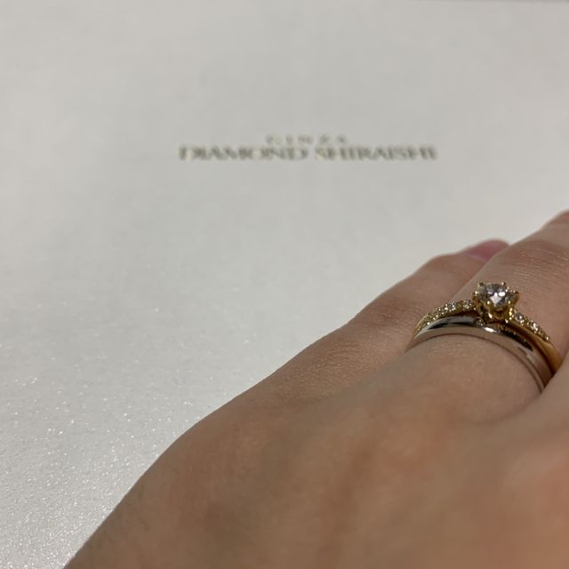 【銀座ダイヤモンドシライシの口コミ】 少しウェーブのかかった指輪で、太くも細くもない私の指にはぴったりのデ…