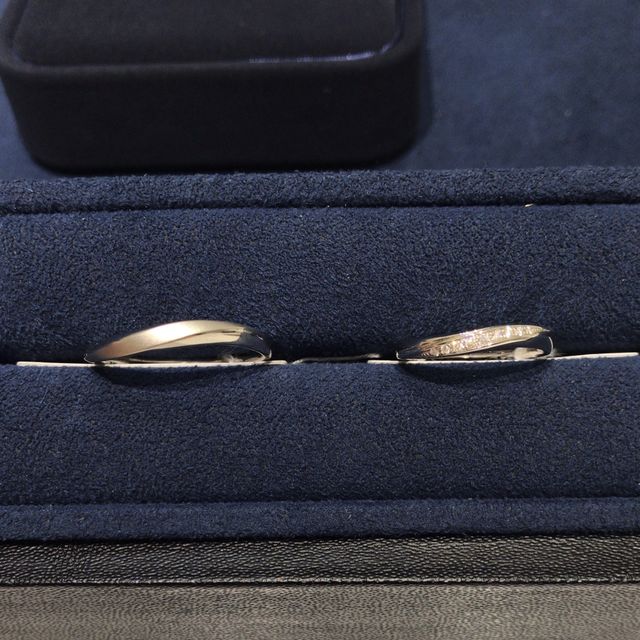 【4℃ BRIDAL(ヨンドシーブライダル)の口コミ】 婚約指輪が4°Cなので、同じブランドで揃えたいと思い決めました。ダイ…