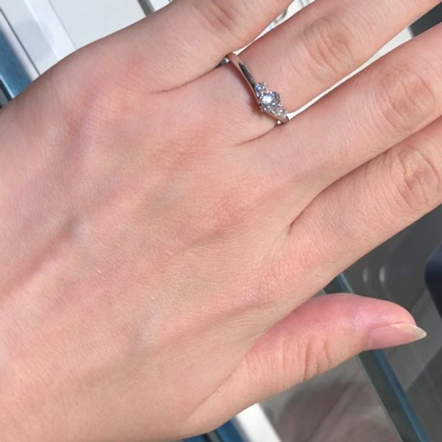 【銀座ダイヤモンドシライシの口コミ】 ストレートやウェーブの入ったデザインの婚約指輪は比較的見かけますが、…