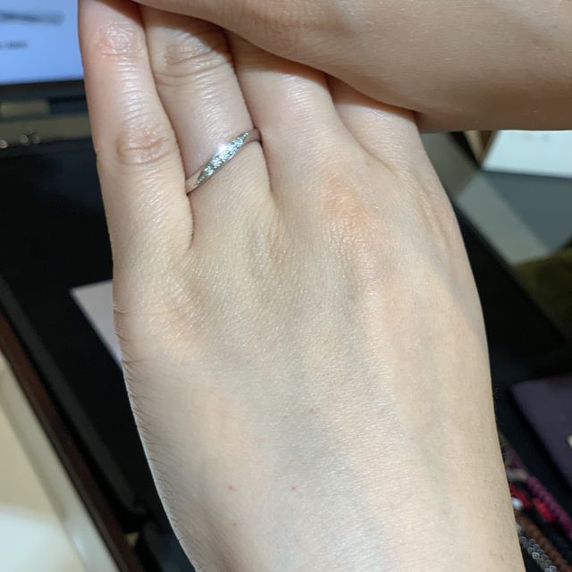 【銀座ダイヤモンドシライシの口コミ】 まず、女性のリングのデザインに一目惚れしました！
お値段も納得いくお値…