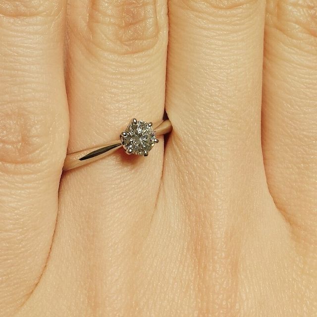 【4℃ BRIDAL(ヨンドシーブライダル)の口コミ】 シンプルな定番の婚約指輪らしいデザインを試着しました。ストレートのタ…