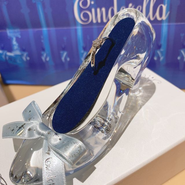 【Disney Cinderella(ディズニー シンデレラ)の口コミ】 形はウェーブでダイヤが斜めについているのが良かったので希望通りの形で…