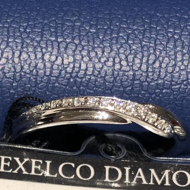 【エクセルコダイヤモンド(EXELCO DIAMOND)の口コミ】 たくさんのダイヤモンドが並んでいるデザインなので、指先を華やかにして…