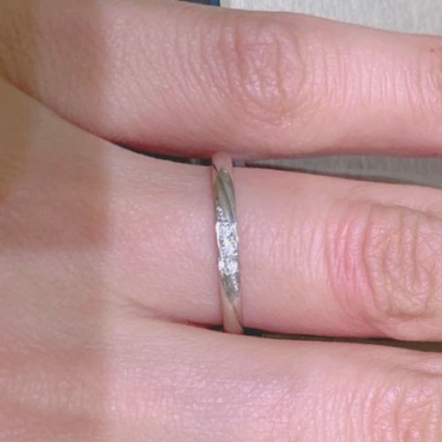 【アイプリモ(I-PRIMO)の口コミ】 婚約指輪との重ね付けも考えていたので、シンプルなストレートタイプの指…