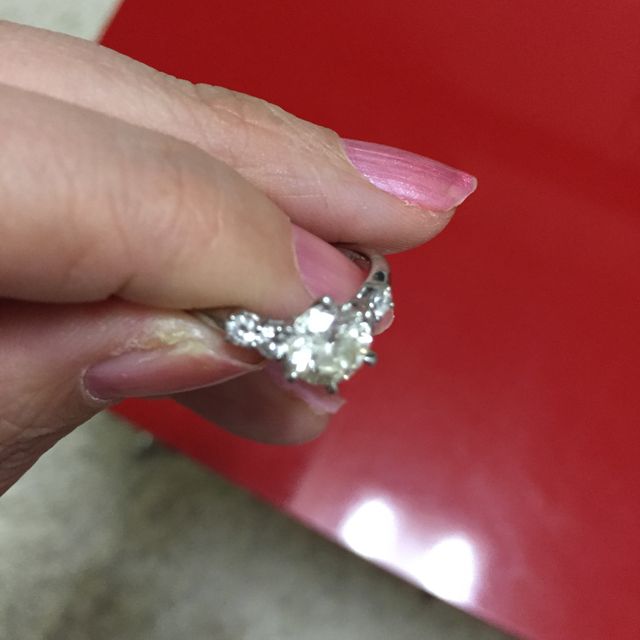 【日本ダイヤモンド貿易の口コミ】 1ct.のダイヤモンドで、値段はそこそこが良かった。ティファニーやカルテ…