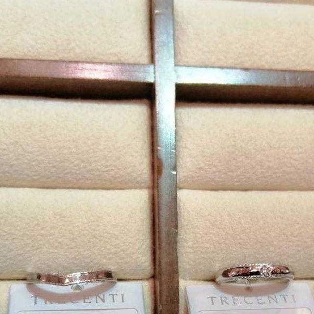 【TRECENTI(トレセンテ)の口コミ】 内甲丸で指輪のつけ心地が良いことが推しポイントとのことでした。私達は3…