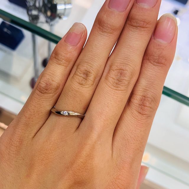 【4℃ BRIDAL(ヨンドシーブライダル)の口コミ】 ねじれているデザインで、指が長く綺麗に見えるところが大人っぽい印象で…