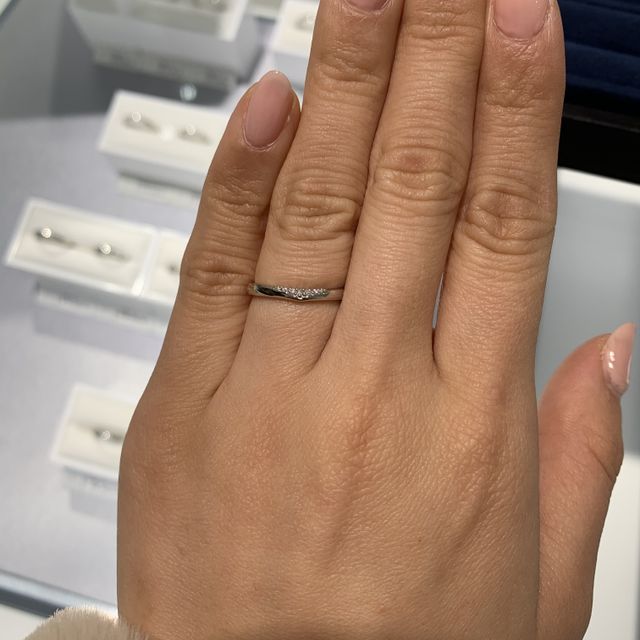 【4℃ BRIDAL(ヨンドシーブライダル)の口コミ】 リングはストレートタイプなのですが、ダイヤモンドの部分がＶ字になって…
