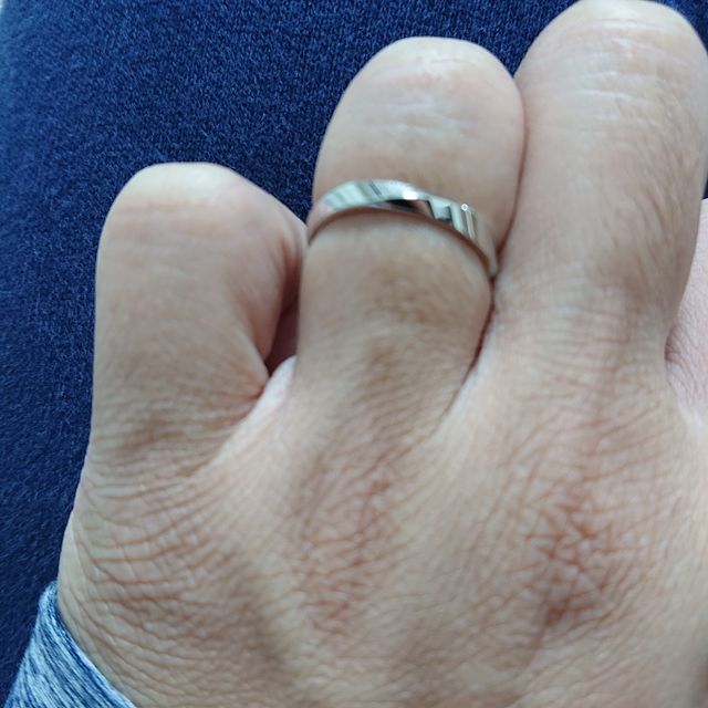 【ラザール ダイヤモンド(LAZARE DIAMOND)の口コミ】 あまりハデなものは仕事を続けていく上で候補から外れてしまいました。
色…