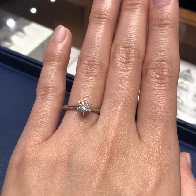 【銀座ダイヤモンドシライシの口コミ】 ・ダイヤモンドの品質や大きさを決めて、実際に目の前で現物を見せてくれ…