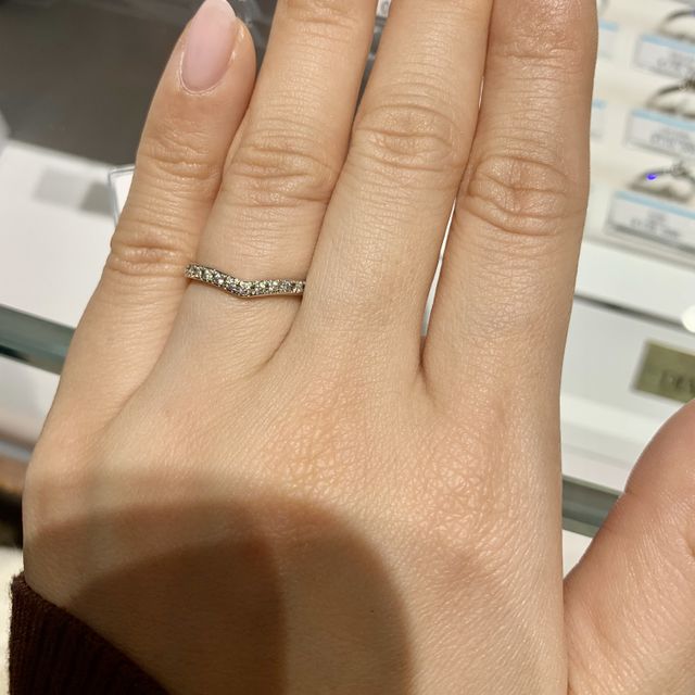 【銀座ダイヤモンドシライシの口コミ】 Ｖ字でハーフエタニティのリングです。はめた瞬間、2人ともこれ良いっ！！…
