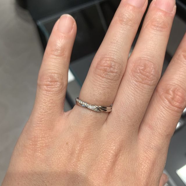 【エクセルコダイヤモンド(EXELCO DIAMOND)の口コミ】 よくあるデザインのように思えますが、つけてみると華奢すぎず、主張しす…