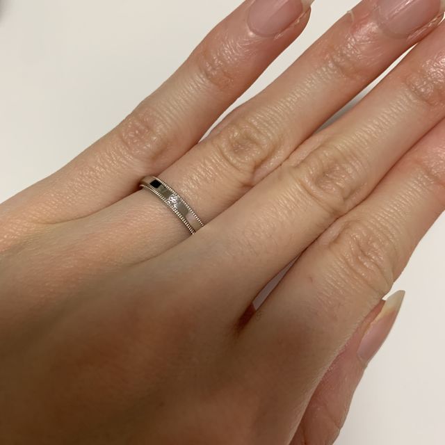 【ラザール ダイヤモンド(LAZARE DIAMOND)の口コミ】 両サイドに途切れなくミル打ちが施されたデザインに一目惚れしました。色…