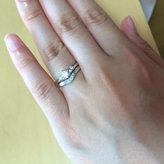 【銀座ダイヤモンドシライシの口コミ】 形が真っ直ぐではなく、少し変化があるものが良かった。
色々試着しました…