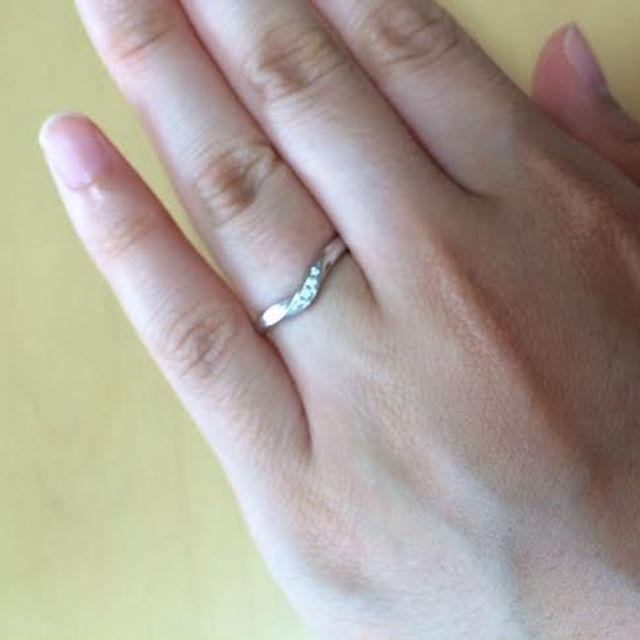 【銀座ダイヤモンドシライシの口コミ】 形が真っ直ぐではなく、少し変化があるものが良かった。
色々試着しました…