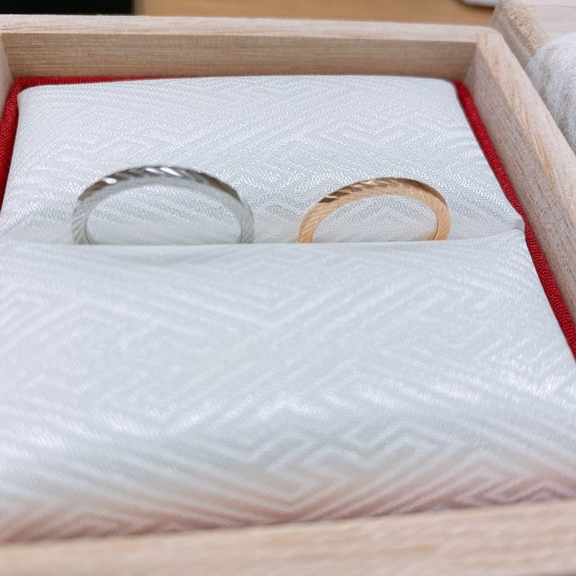 【TOMOE(トモエ)の口コミ】 他の店にはないデザインで、人と被らないので決めました。
真ん中だけでな…