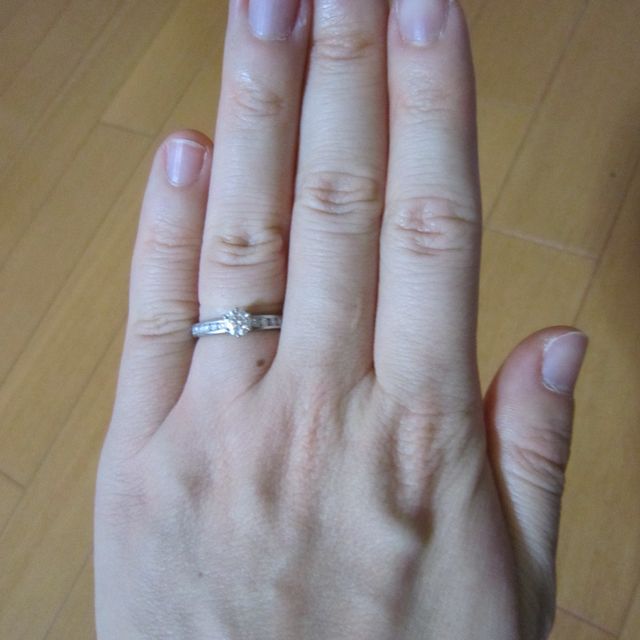 【ティファニー(Tiffany & Co.)の口コミ】 エンゲージリングの定番の形ではありますが、石がサイドにも入っていて定…