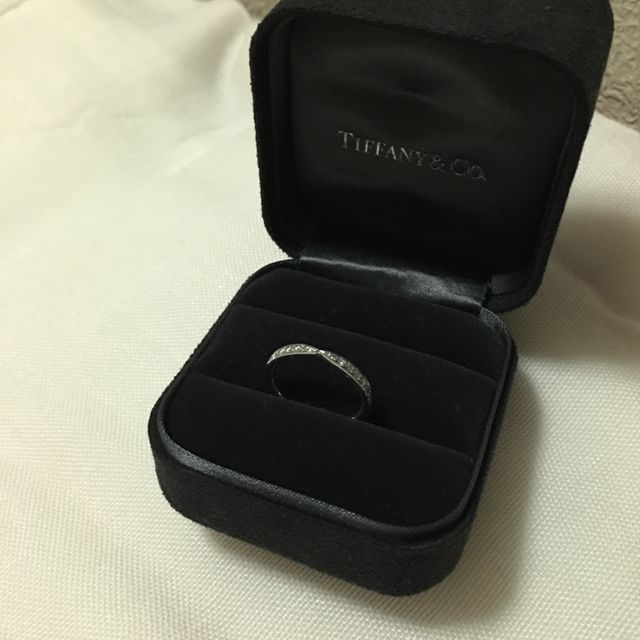【ティファニー(Tiffany & Co.)の口コミ】 私の指は太いのですが、細いリングにダイヤが散りばめられているデザイン…