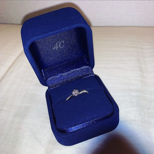 【4℃ BRIDAL(ヨンドシーブライダル)の口コミ】 ダイヤが多いものを探しており、限定モデルということにも惹かれました。…