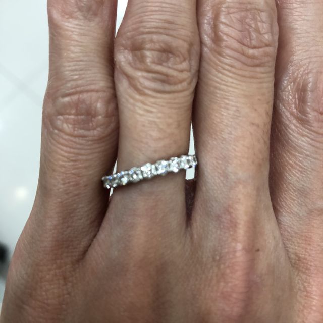 【銀座ダイヤモンドシライシの口コミ】 ハーフエタニティ希望で細過ぎず太過ぎずのものが良かったので。指輪のデ…