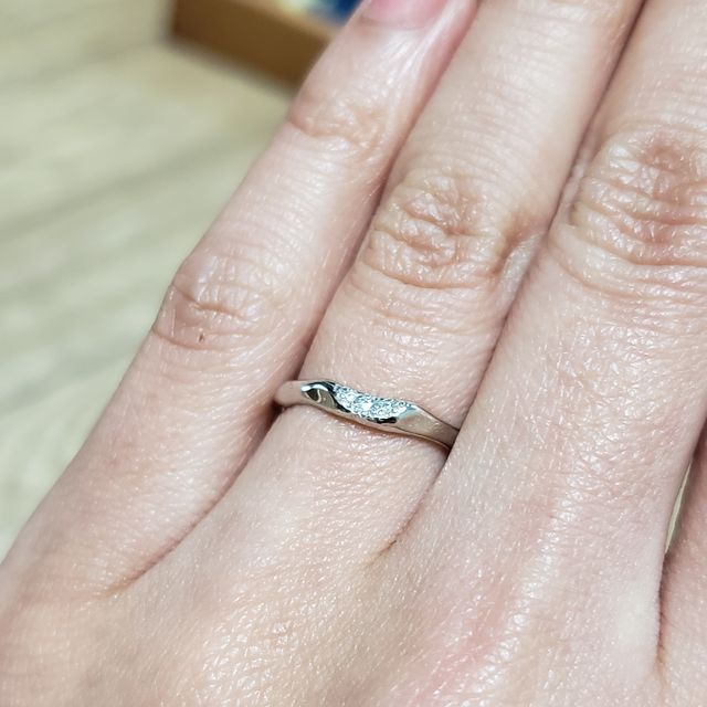【デコレイトミーの口コミ】 柔らかい印象、太すぎない幅で探しました。シンプルすぎる指輪は飽きると…