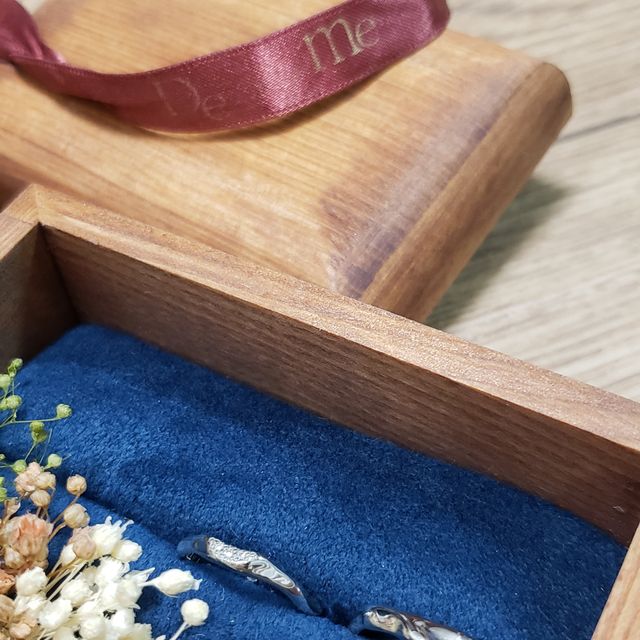 【デコレイトミーの口コミ】 柔らかい印象、太すぎない幅で探しました。シンプルすぎる指輪は飽きると…